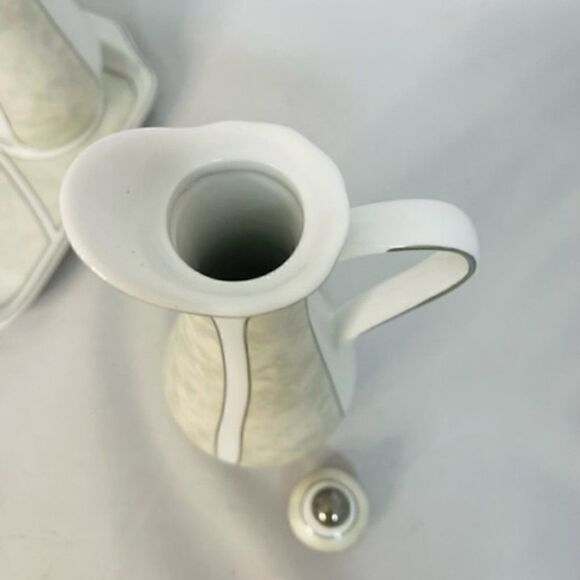 D'Lusso Home Collections White Silver Oil & Vinegar Plate Set Excellent conditio - Picture 6 of 10